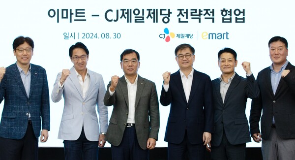 왼쪽부터 CJ제일제당 김상익 식품한국총괄, 박민석 식품사업부문 대표, 강신호 부회장, 이마트 한채양 대표이사, 황운기 상품본부장, 이형순 HomeMeal 담당. (사진=CJ제일제당) 
