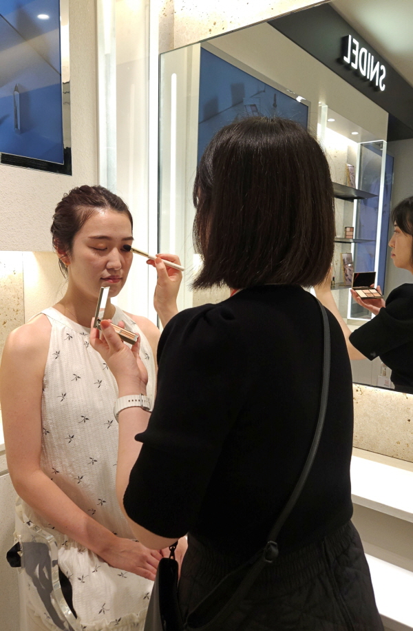 스나이델 뷰티 매장에서 고객이 메이크업을 받고 있다.