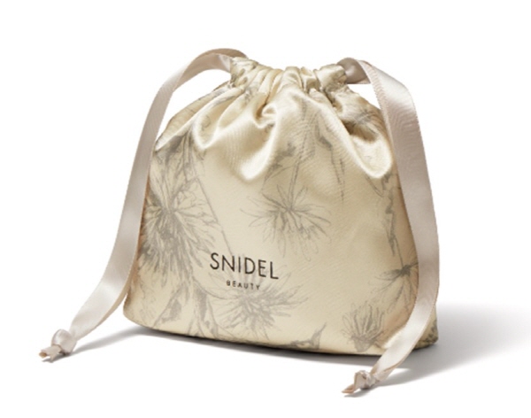 9월 한 달간 오프라인 구매 고객에 한해 증정되는 스나이델 플로럴 파우치 이미지(인터넷 면세점은 50달러 이상 구매고객만 가능).