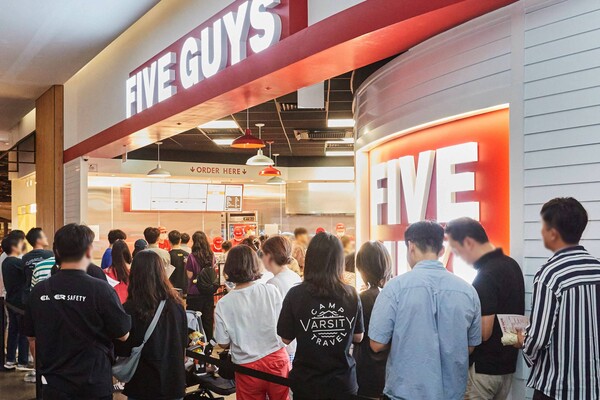 9일 오전 파이브가이즈 5호점 판교 오픈 직후 고객들이 매장 앞에 줄을 선 모습. (사진=에프지코리아)