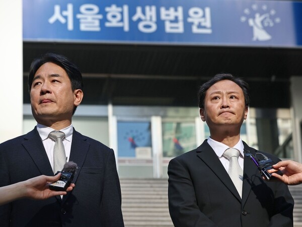 류화현 위메프 대표(왼쪽)와 류광진 티몬 대표. 사진은 지난달 30일 오후 서울 서초구 서울회생법원에서 티몬·위메프 사태 관련 제2차 회생 절차 협의회를 마친 뒤 기자회견을 하고 있는 모습. (사진=연합뉴스)