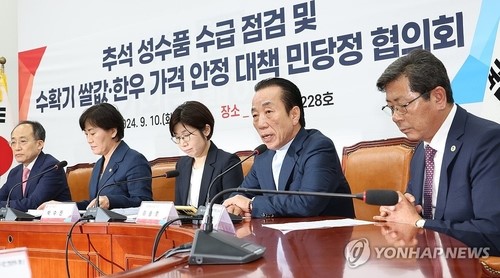 10일 국회에서 열린 '추석 성수품 수급 점검 및 수확기 쌀값과 한우 가격 안정 대책' 민당정 협의회에서 이승호 한국농축산연합회장(왼쪽 네번째)이 발언하고 있다. 사진=연합뉴스