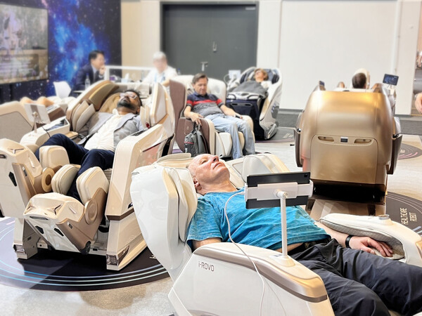  IFA 2024 바디프랜드 부스에서 참관객들이 헬스케어로봇 제품들을 체험하고 있는 모습 (사진=바디프랜드)