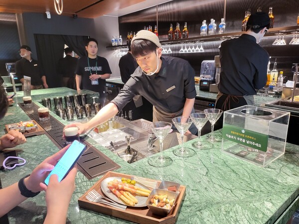 믹솔로지 바에서 칵테일 음료 제공 모습. (사진=구변경기자)