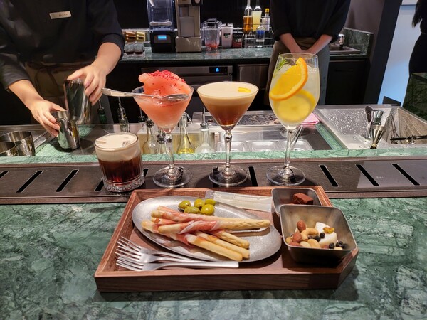▲에스프레소 마티니 ▲라떼 위스키 마티니 ▲시트러스 콜드브루 마티니 ▲버번위스키 크림 콜드브루 등 칵테일 4종과 푸드류. (사진=구변경기자)