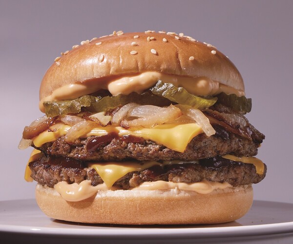 이마트가 맛과 가격을 모두 잡은 '어메이징 델리' 2탄 어메이징 더블더블 버거를 출시했다. (사진=이마트)