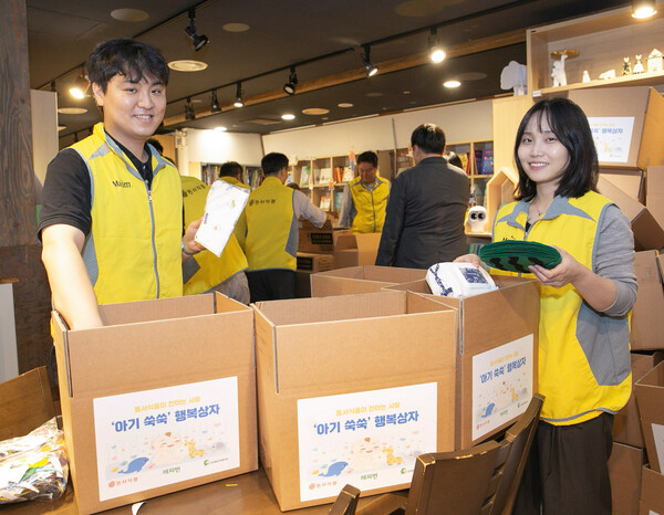동서식품이 지난 26일 한부모가정을 위한 육아용품 나눔 봉사활동을 진행했다. 동서식품 임직원들이 육아용품 키트를 만들고 있다. (사진=동서식품)