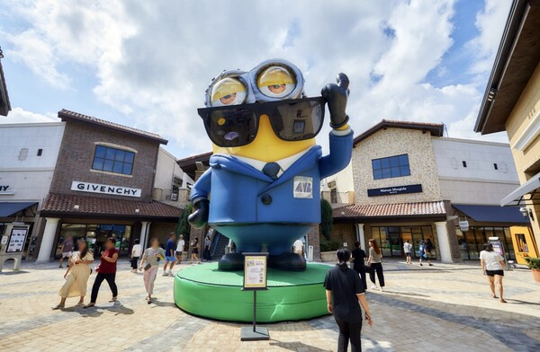 9월 신세계사이먼 부산 프리미엄 아울렛에서 진행한 ‘미니언즈 트래블즈’ 행사에 설치된 조형물. 오는 10월 3일부터는 파주 프리미엄 아울렛에서 '미니언즈 트래블즈' 행사가 열린다. (사진=신세계사이먼)