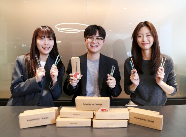 7일 임직원 모두가 참여하는 'ESG 업사이클링 핸즈온 캠페인'에서 직원들이 직접 만든 연필을 들어보이고 있다. (사진=신세계면세점)