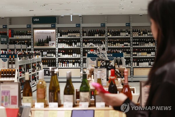 한 소비자가 위스키 판매 코너에서 제품을 보고 있다. (사진=연합뉴스)
