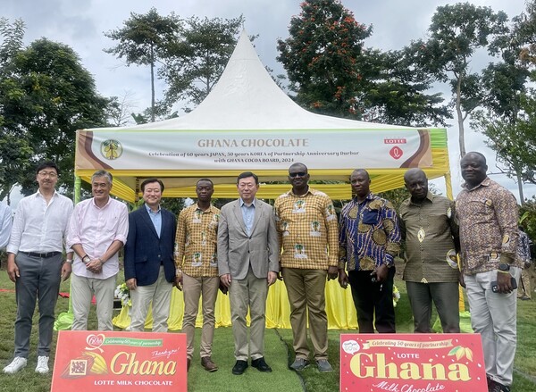 신동빈 롯데그룹 회장과 한·일 롯데 식품사 경영진이 지속가능한 사업 역량 확보를 위해 아프리카 가나를 방문해 카카오 공급망을 점검하고 카카오 묘목 13만 그루를 기증했다. (사진=롯데지주)