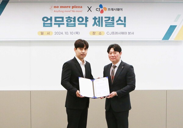 CJ프레시웨이 임종욱 FC사업담당(오른쪽)과 노모어에프앤비 강병양 대표가 지난 10일 서울 마포구 CJ프레시웨이 상암본사에서 열린 업무협약식에서 기념 촬영을 하고 있다. (사진=CJ프레시웨이)