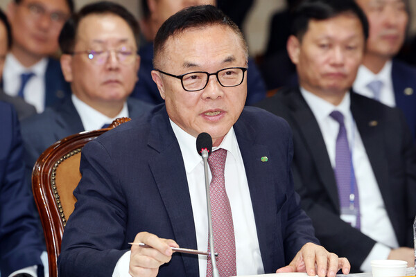 황주호 한국수력원자력 사장이 14일 오전 전남 나주시 한국전력공사 본사에서 열린 산업통산자원중소벤처기업위원회 국정감사에서 질의에 답하고 있다. 사진=연합뉴스