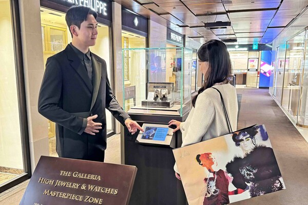 갤러리아백화점 서울 명품관에서 새 유니폼을 입은 직원이 고객에게 안내하는 모습. (사진=한화갤러리아)