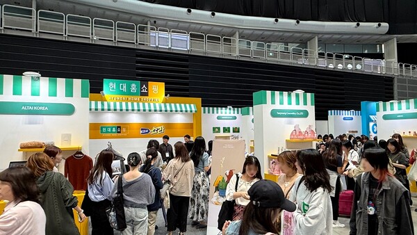 일본 도쿄에서 열린 '2024 도쿄 한류박람회'의 현대홈쇼핑 부스가 관람객들로 북적이고 있다. (사진=현대홈쇼핑)