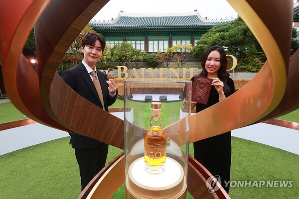 14일 오전 서울 중구 신라호텔에서 모델들이 발베니 50년 첫 번째 컬렉션을 소개하고 있다. (사진=연합뉴스)