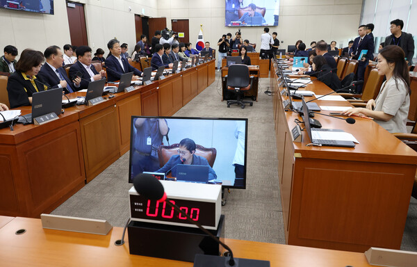 지난달 30일 오전 열린 국회 보건복지위원회 전체회의에서 박주민 위원장이 회의를 진행하고 있다. 사진=연합뉴스