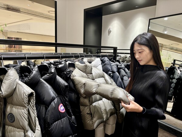 고객이 백화점에서 겨울옷 쇼핑을 하고 있다. (사진=현대백화점)