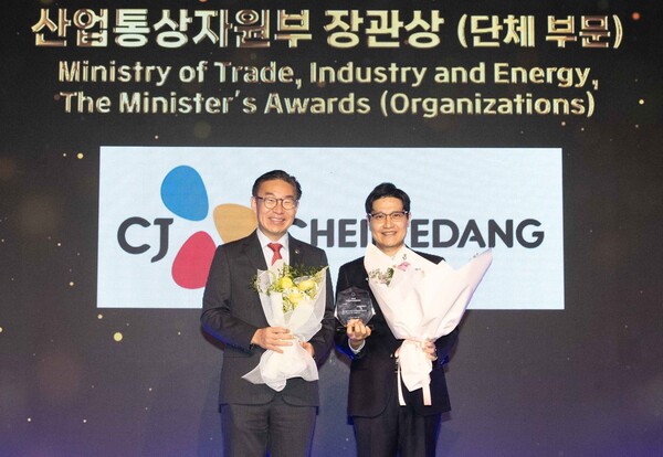 김주석 CJ제일제당 법무실장(오른쪽)과 김완기 특허청장이 2024 기업지식재산대상 수상 기념사진 촬영을 하는 모습. (사진=CJ제일제당)
