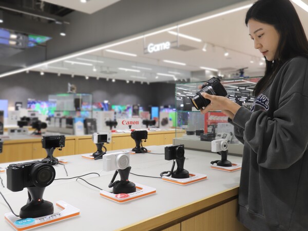 고객이 롯데하이마트에서 미러리스 카메라를 살펴보고 있다. (사진=롯데하이마트)