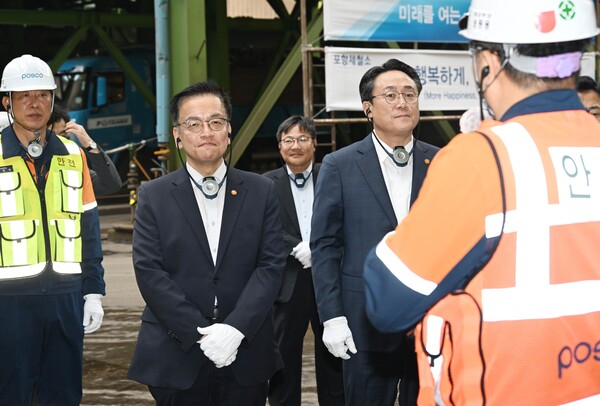 최상목 부총리 겸 기획재정부 장관이 17일 오후 포스코그룹과 투자활성화를 위해 포스코 포항제철소를 방문, 2제강공장 조업현장을 둘러보며 관계자의 설명을 듣고 있다. 기획재정부 제공.