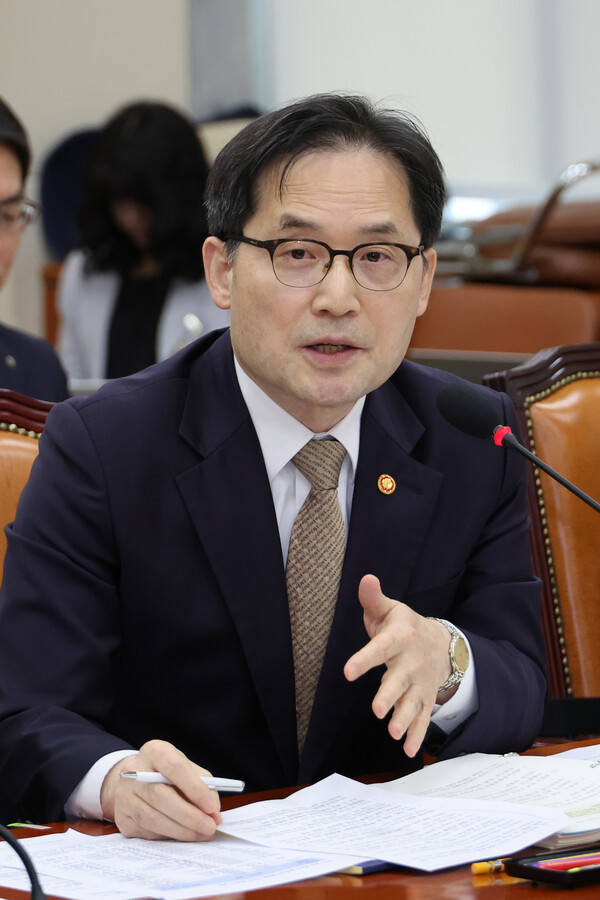 한기정 공정거래위원장이 21일 오전 국회에서 열린 정무위원회 국정감사에서 의원 질의에 답변하고 있다. 사진=연합뉴스