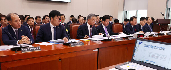 22일 열린 국회 산업통상자원중소벤처기업위원회의 중소벤처기업진흥공단 등 국정감사에 출석한 피감기관장들이 의원 질의를 경청하고 있다. 사진=연합뉴스