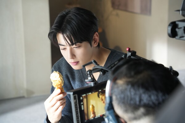 가수 겸 배우 차은우와 함께한 ‘갈릭 인 더 딥’ 광고 촬영 현장. (사진=노랑푸드)