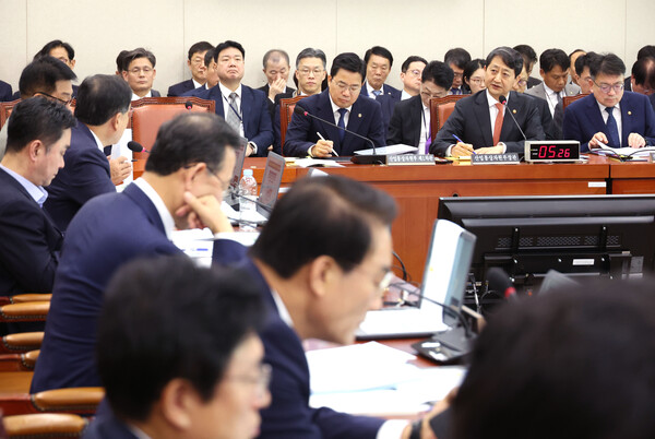 안덕근 산업통상자원부 장관이 24일 국회에서 열린 산업통상자원중소벤처기업위원회 국정감사에서 의원 질의에 답하고 있다. 사진=연합뉴스