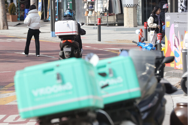 서울의 한 거리에 배달 오토바이들이 세워져 있다. 사진=연합뉴스