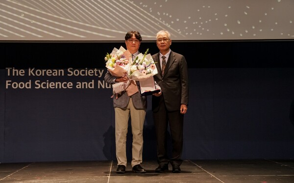 사진 왼쪽부터 정우식 경북대학교 교수, 오뚜기함태호재단 박기문 이사 (사진=오뚜기함태호재단)