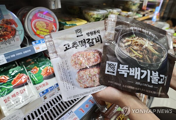 서울의 한 GS25 편의점에서 직원이 반찬 상품을 들어 보이고 있다. (사진=연합뉴스)