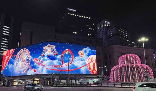 밤하늘에 화려한 조명으로 장식된 놀이공원 모습. (사진=신세계)