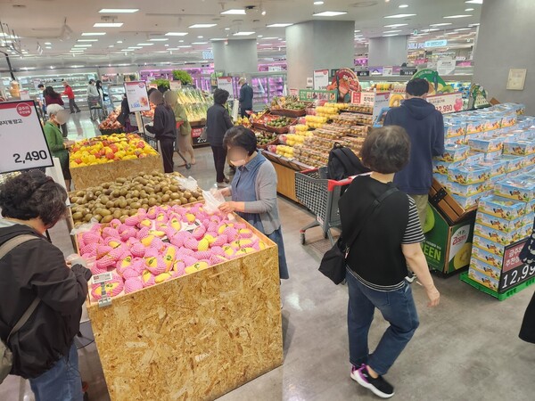 롯데마트 제타플렉스 잠실점 열대과일 매대. (사진=롯데마트) 