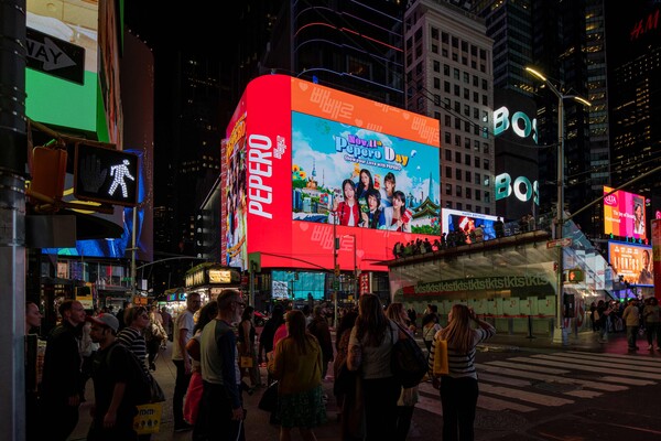 롯데웰푸드의 빼빼로 글로벌 광고 캠페인이 美 뉴욕 타임스퀘어 거리에서 상영 중인 모습 (사진=롯데웰푸드)