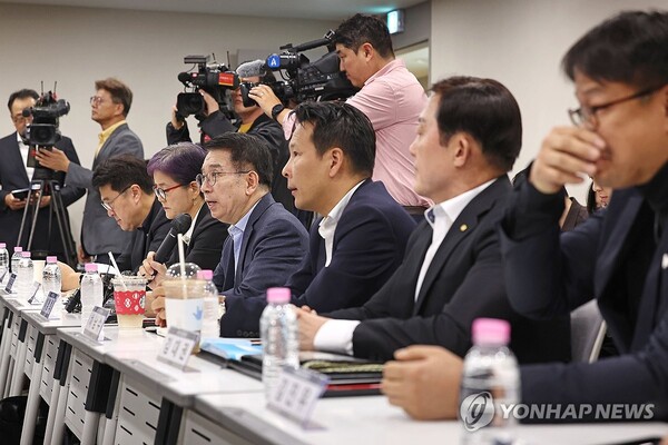 4일 오후 서울 중구 대한상공회의소에서 열린 배달플랫폼-입점업체 상생협의체 제10차 회의에서 이정희 협의체 위원장이 인사말을 하고 있다. (사진=연합뉴스)