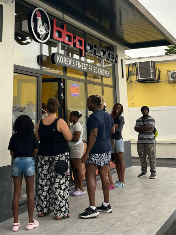 BBQ가 바하마의 수도 나소(Nassau)에서 운영중인 BBQ 카마이클(Carmichael)점에 방문한 현지인들이 치킨을 먹기 위해 줄을 서고 있다. (사진= BBQ치킨)