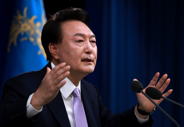 윤석열 대통령이 7일 오전 서울 용산 대통령실 청사 브리핑실에서 열린 '대국민담화 및 기자회견'에서 취재진의 질문에 답하고 있다. 사진=연합뉴스