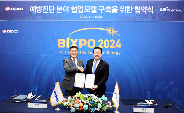 서철수 한전 전력계통부사장과 김종우 LS일렉트릭 사장이 지난 6일 '전력설비 예방진단 분야 협업모델 구축 업무협약'을 체결하고 있다. 사진=한국전력