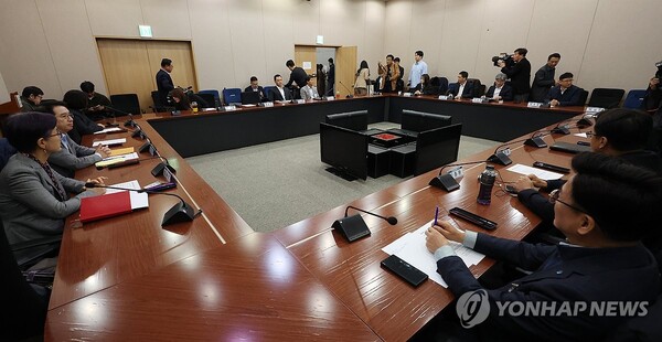 7일 오후 서울 정부서울청사 별관에서 열린 배달플랫폼-입점업체 상생협의체 제11차 회의에 참석한 이정희 위원장과 관계자들이 회의 시작을 기다리고 있다. (사진=연합뉴스)