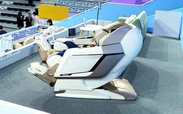 배구 경기장 내 ‘바디프랜드 존’에서 헬스케어로봇 '파라오네오 Audio Speakers by Bang&Olufsen'를 체험 중인 관람객 (사진=바디프랜드)