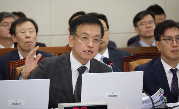 최상목 경제부총리 겸 기획재정부 장관이 28일 국회에서 열린 기획재정위원회 국정감사에서 의원 질의에 답하고 있다. 사진=연합뉴스