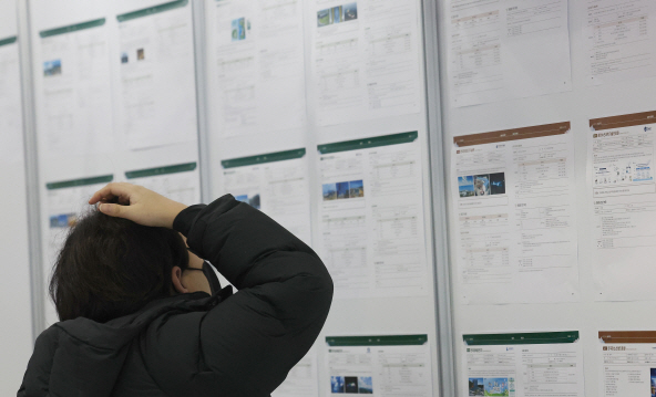 한 시민이 구직 정보 게시판을 살펴보고 있다. 사진=연합뉴스