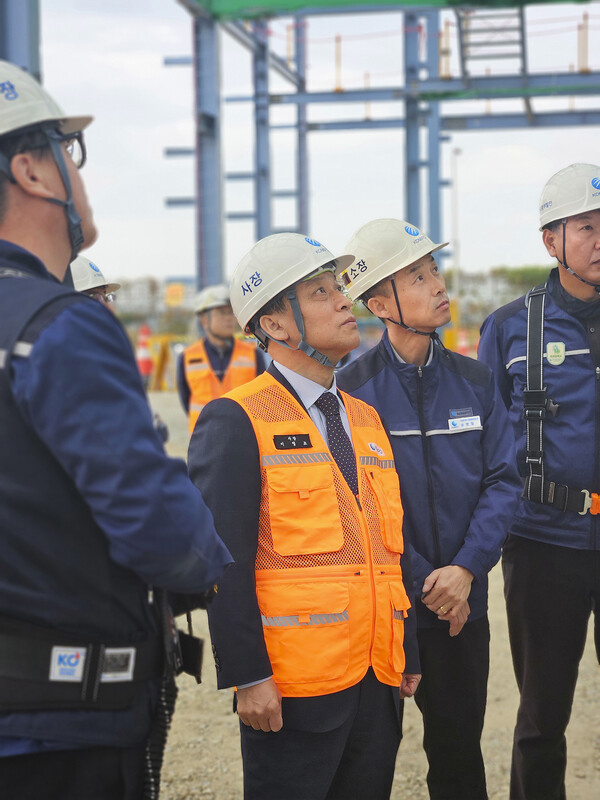 이영조 한국중부발전 사장이 지난 14일 신복합발전소 건설현장 철골설치 및 조립작업 현장의 추락방호망 설치상태를 점검하고 있다. 사진=한국중부발전