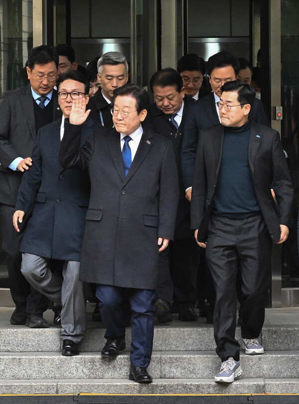 이재명 더불어민주당 대표가 25일 오후 서울 서초구 서울중앙지법에서 열린 '위증교사' 혐의 사건 1심 선고 공판에 출석한 뒤 지지자들에게 인사하고 있다. 사진=연합뉴스