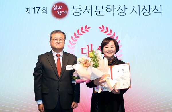 동서식품이 지난 26일 개최한 제17회 '삶의향기 동서문학상' 시상식에서 동서식품 김광수 대표(왼쪽)와 대상 수상자 김응숙씨(오른쪽)가 기념촬영을 하고 있다. (사진=동서식품) 