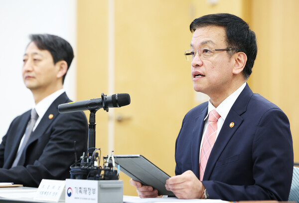 최상목 부총리 겸 기획재정부 장관(오른쪽)이 27일 오전 경기도 성남시 한국반도체산업협회에서 열린 산업경쟁력 강화 관계장관회의에서 발언하고 있다. 사진=연합뉴스