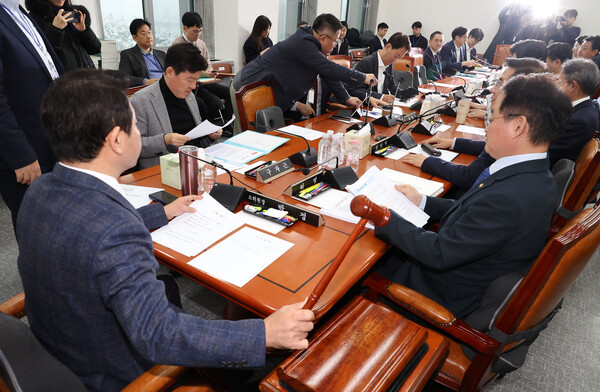 ㅓㅂ더불어민주당 소속 박정 소위원장이 27일 오전 국회에서 열린 예산결산특별위원회의 제8차 예산안등조정소위원회에서 의사봉을 두드리고 있다. 사진=연합뉴스