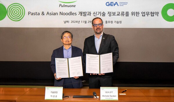 지난달 29일 충북 오송 풀무원기술원에서 열린 Pasta & Asian Noodles 개발과 신기술 정보교류를 위한 상호 긴밀한 협력체계 유지를 위한 업무 협약식에서 풀무원기술원 이상윤 원장(왼쪽)과 GEA 미켈레 달데리(Michele Darderi) 마케팅 이사가 협약서를 들고 기념촬영을 하고 있다. (사진=풀무원) 