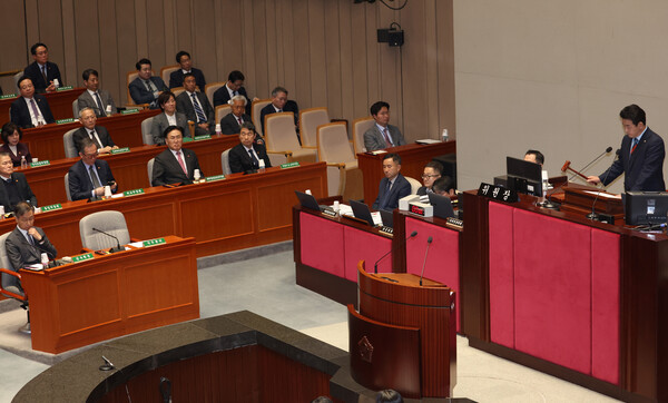 박정 예산결산특별위원회 위원장이 29일 국회에서 열린 예결특위 전체회의에서 야당 단독으로 감액 예산안을 통과시키고 있다. 사진=연합뉴스